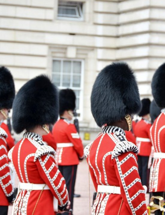 Eine Gruppe von Menschen in Uniform steht zusammen in London.