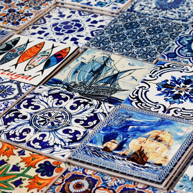  Eine Sammlung bunter Fliesen aus Lissabon, die lebendige Farben und Muster zeigen.