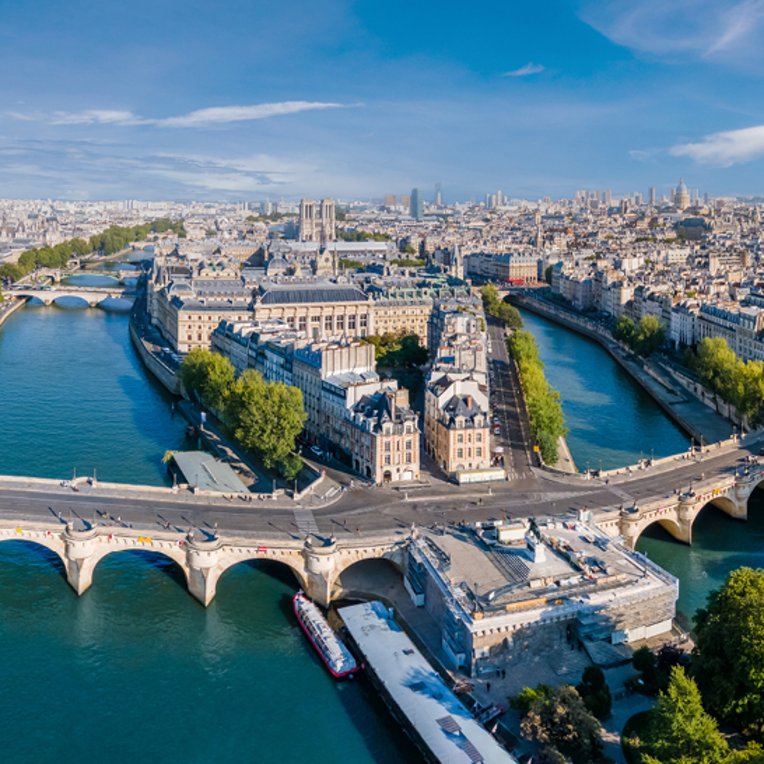 Panoramablick auf den Eiffelturm und die Seine in Paris, September 2017, mit der Île de la Cité im Hintergrund.
