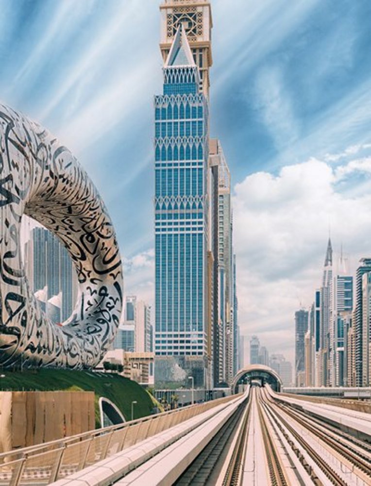 Grosse Uhrenskulptur in Dubai, die die Zeit auf kreative Weise darstellt.