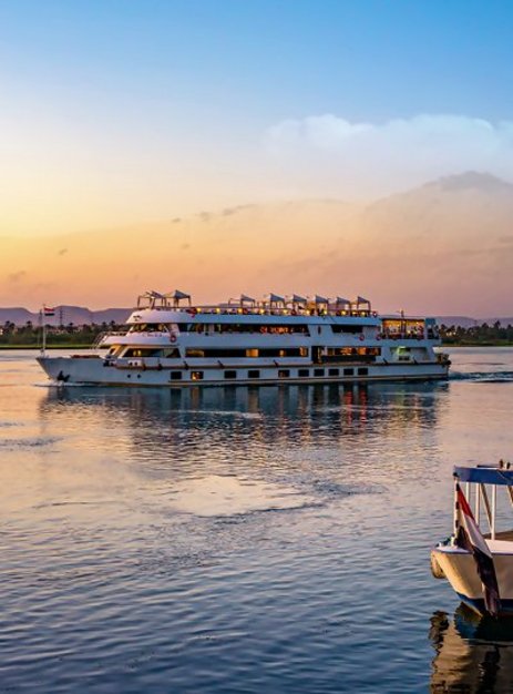 Ein Boot schwebt sanft auf dem Wasser während einer Nilkreuzfahrt.