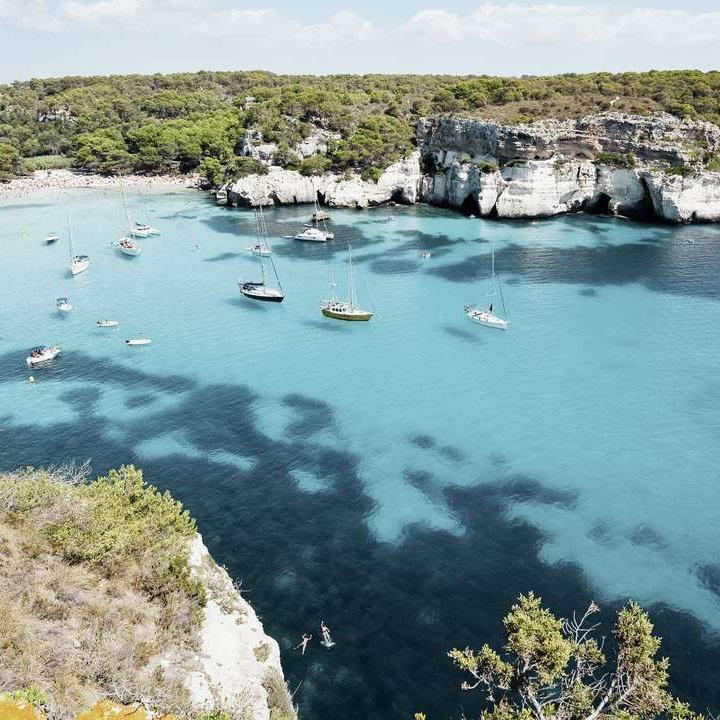 Die blauen Gewässer der Bucht sind von beeindruckenden Klippen auf den Balearen umgeben.