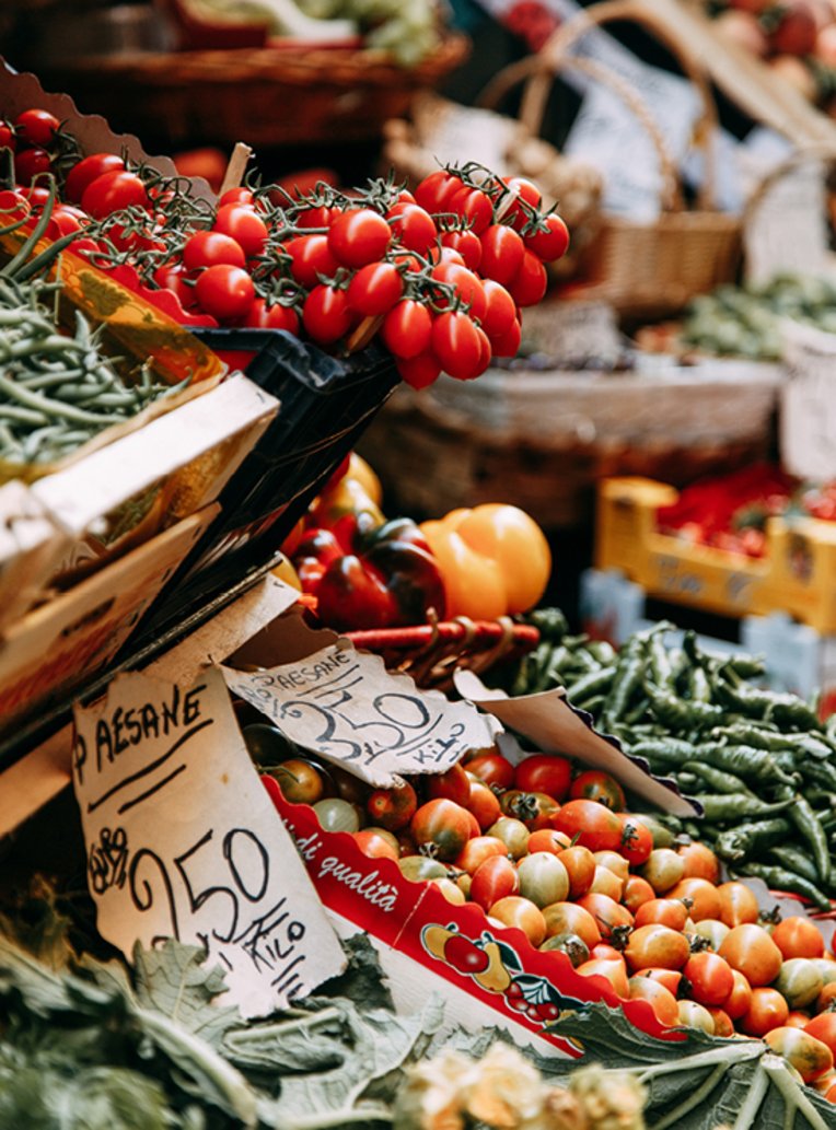 Ein Markt voller frischer Gemüse- und Obstsorten im Rom Mercato Testaccio.