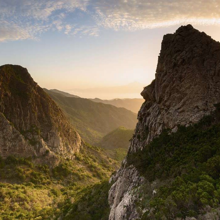 Sonnenuntergang über den Bergen von La Gomera, die Farben des Himmels strahlen in warmen Tönen.