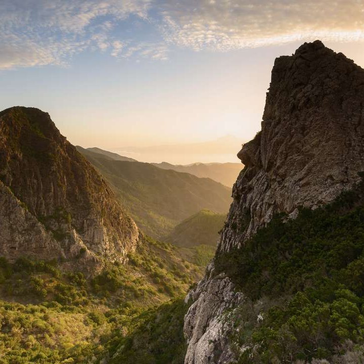 Sonnenuntergang über den Bergen von La Gomera, die Farben des Himmels strahlen in warmen Tönen.