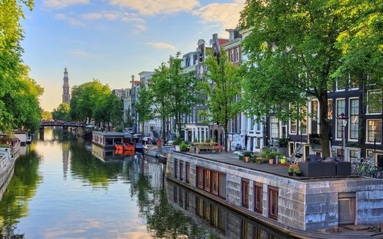 Bild von Amsterdam, Niederlande, mit typischen Grachten und europäischen Architekturdetails.