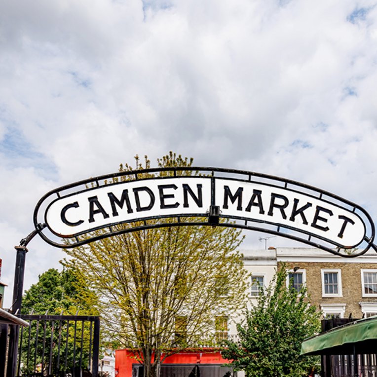 Ein Schild mit der Aufschrift "Camden Market" in London.