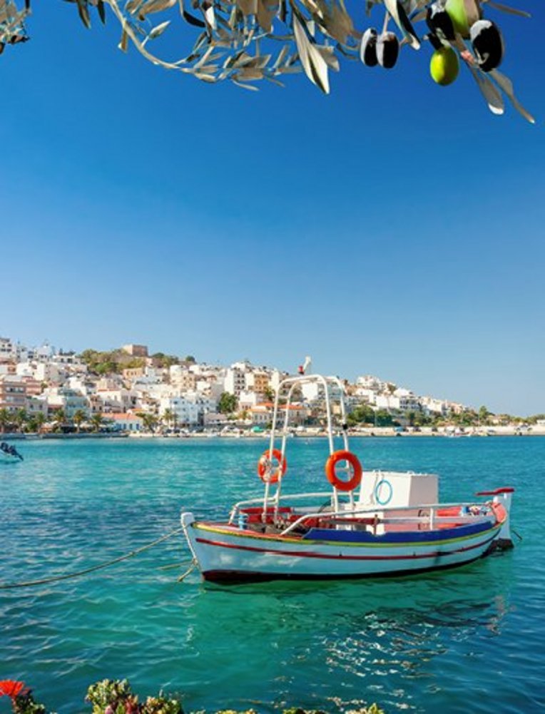 Klarer blauer Himmel über Kreta, strahlend und einladend.
