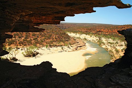 Australische Höhlen: Spektakuläre Felsformationen zwischen Land und Meer, durchflutet von natürlichem Licht.