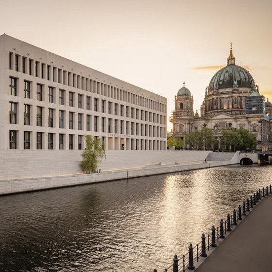  Blick auf den Berliner Dom und das Reichstagsgebäude im Hintergrund, typisch für die Berliner Skyline.