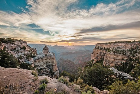 USA Canyon: Majestätische Felsen und tiefes, weites Tal, das von beeindruckender Natur umgeben ist.