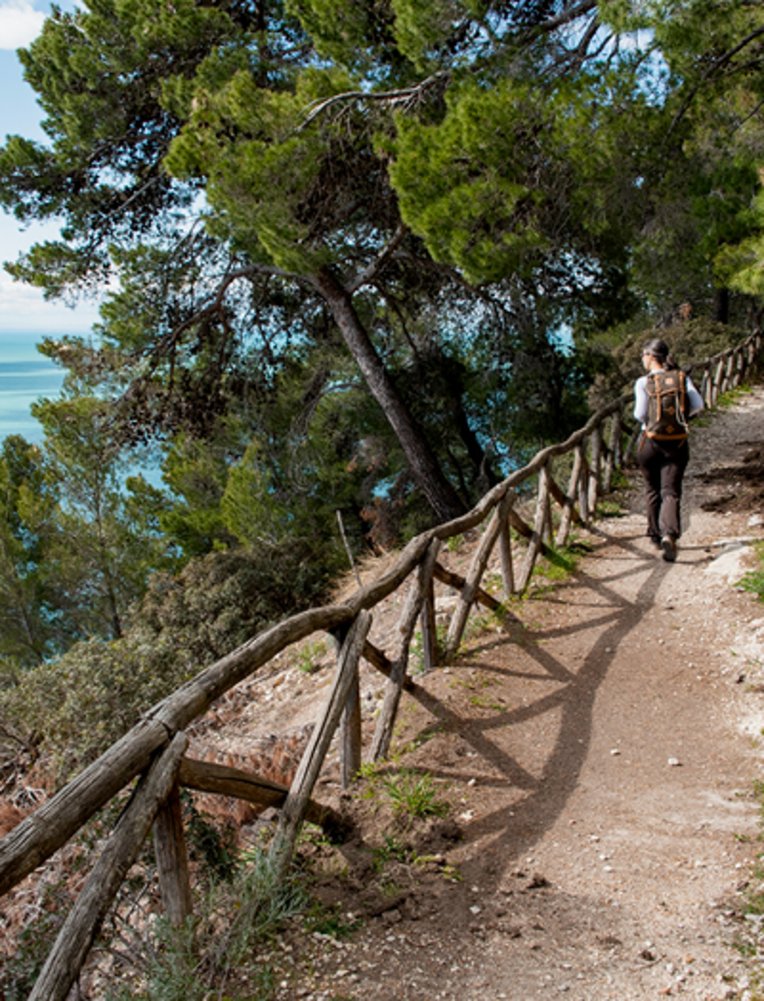 Wandern auf dem berühmten Naturlehrpfad Mergoli Vignanotica auf der Halbinsel Gargano in Süditalien.
