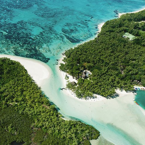 Vue aérienne de l'île Maurice : une île tropicale au sable blanc et aux arbres verts qui incarnent le paradis.