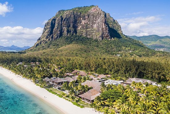 Strand und Berge in Mauritius, eine atemberaubende Landschaft mit klarem Wasser und üppigem Grün.