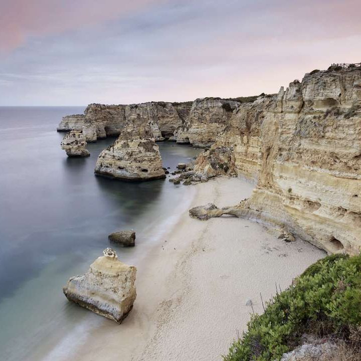 Wandkunst: Fotografisches Kunstwerk von James McCormick, das die Algarve in Portugal zeigt.