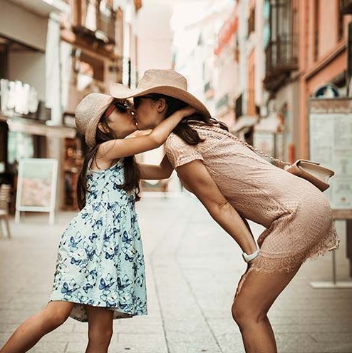 Mère et fille en vacances en Italie.