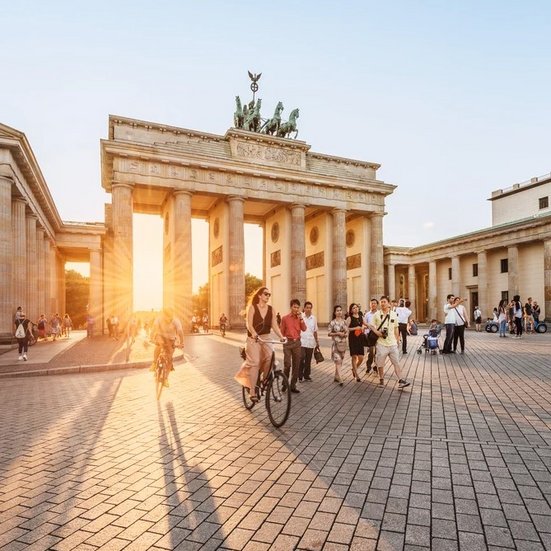La porte de Brandebourg à Berlin, Allemagne, emblématique monument néoclassique sous un ciel bleu.