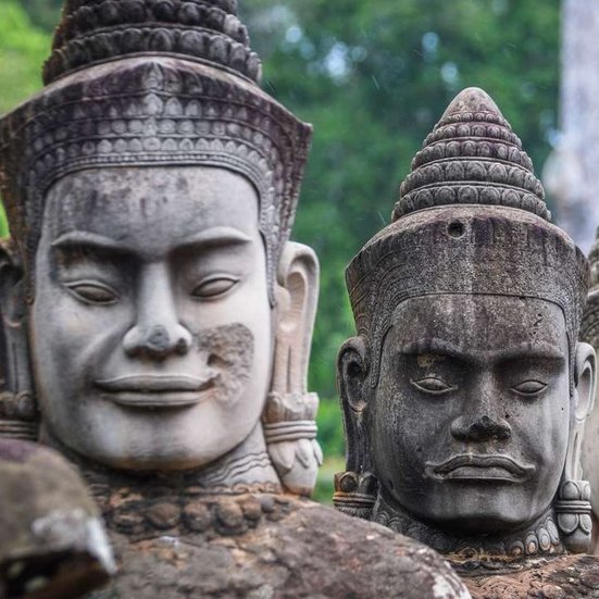 Gesichter der Angkor Wat Tempel in Kambodscha, beeindruckende Steinmetzarbeiten und historische Architektur.