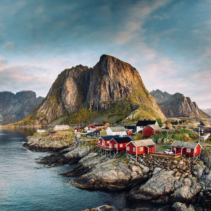 Die Lofoten-Inseln in Norwegen, mit dramatischen Bergen und klaren Gewässern, bieten eine atemberaubende Landschaft.
