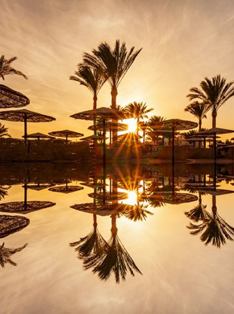 Sonnenuntergang am Strandresort in Sharm El Sheikh, Ägypten, mit Blick auf das Rote Meer.
