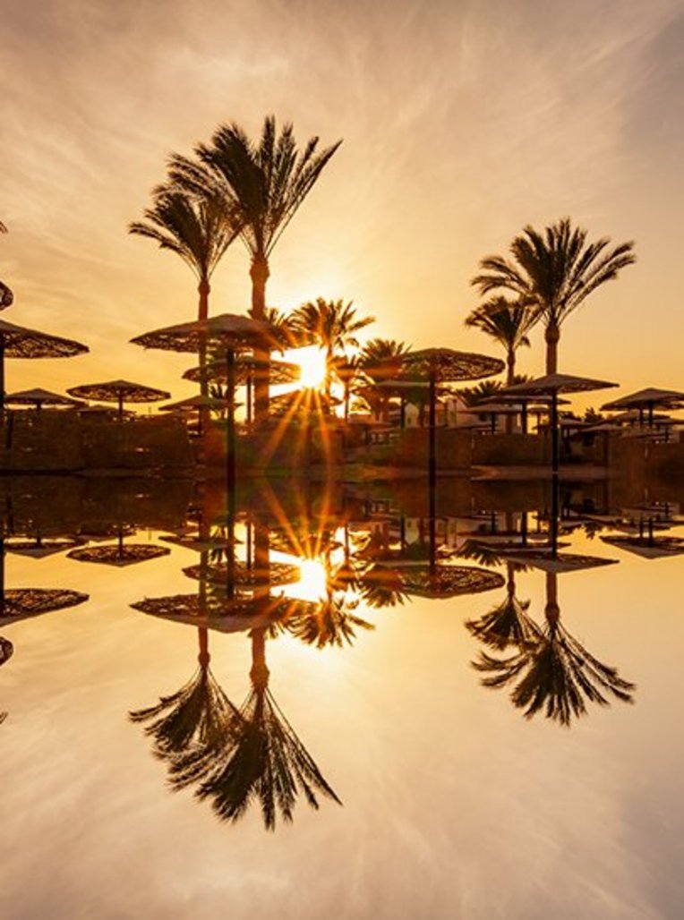 Sonnenuntergang am Strandresort in Sharm El Sheikh, Ägypten, mit Blick auf das Rote Meer.