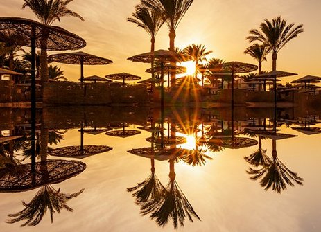 Sonnenuntergang am Strandresort in Sharm El Sheikh, Ägypten, mit Blick auf das Rote Meer.