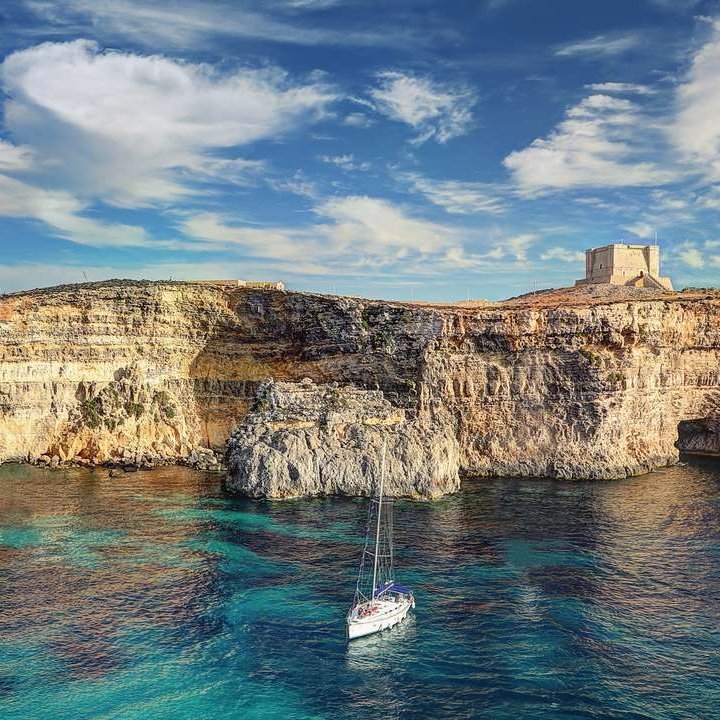 Maltas wunderschöne Strände und Inseln, perfekt für einen entspannten Tag am Meer.