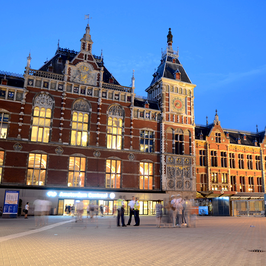 in grosses Gebäude mit vielen Fenstern in Amsterdam.