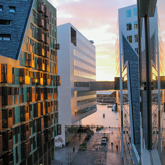Ein Gebäude mit vielen Fenstern in Amsterdam, das die typische Architektur der Stadt zeigt.