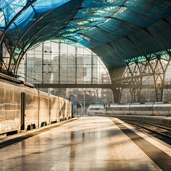 Ein Bahnhof in Barcelona mit einem Zug auf den Gleisen.