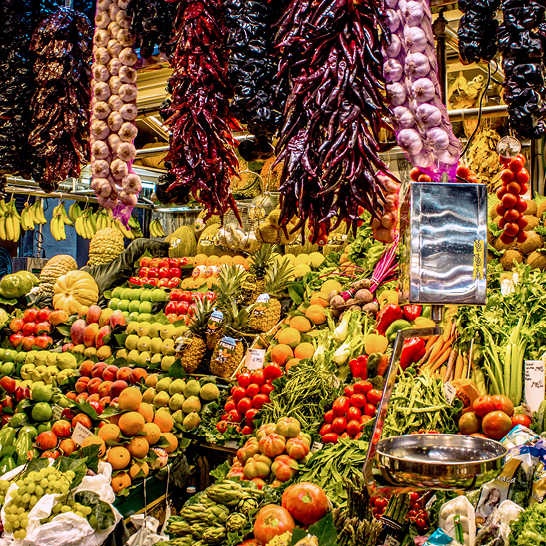 Ein Markt in Barcelona mit einer bunten Auswahl an frischen Früchten und Gemüse.