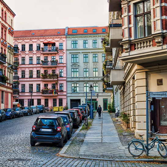 Ein Fahrrad steht auf einer Kopfsteinpflasterstrasse in Berlin.