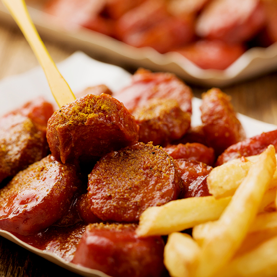 Ein Tablett mit verschiedenen Speisen, das in Berlin serviert wird.