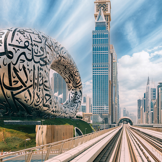 Grosse Uhrenskulptur in Dubai, die die Zeit auf kreative Weise darstellt.