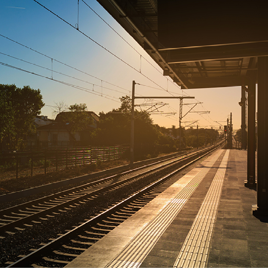  Ein Bahnhof in Istanbul mit einem Zug, der auf den Gleisen steht.