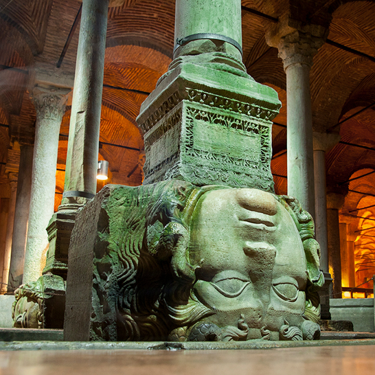 Statue eines Gesichts auf einem Pfeiler in einem Gebäude in Istanbul.