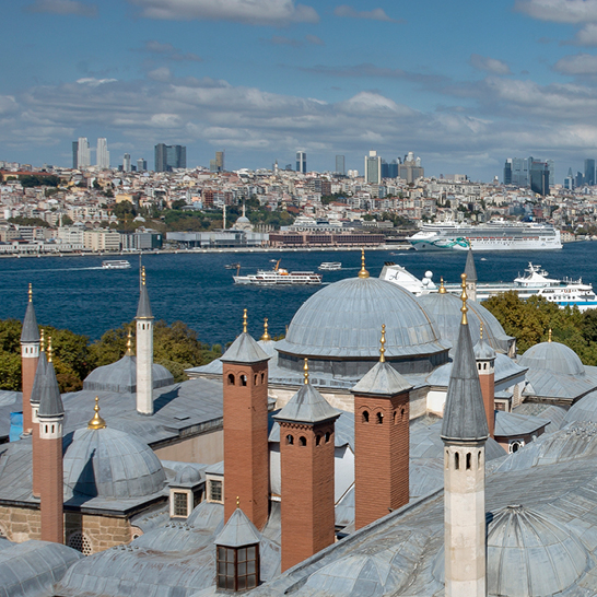 Blauer Himmel mit weissen Wolken über Istanbul.