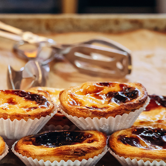 Pasteis de Nata steht auf einem Tisch in Lissabon.