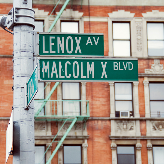 Strassenschild an einem Pfosten in New York City, zeigt Richtung und Namen der Strasse.