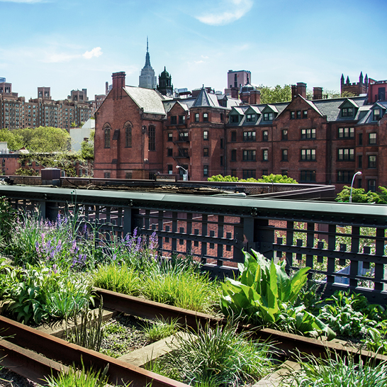 Blick auf die Stadt New York von einem Hochhaus aus, mit Wolkenkratzern und dem urbanen Lebensstil.