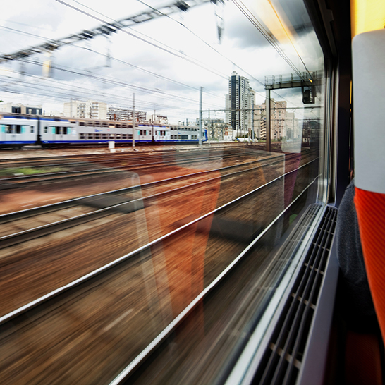 Ein TGV-Zug fährt vorbei, sichtbar durch ein Fenster während der Anreise nach Paris.