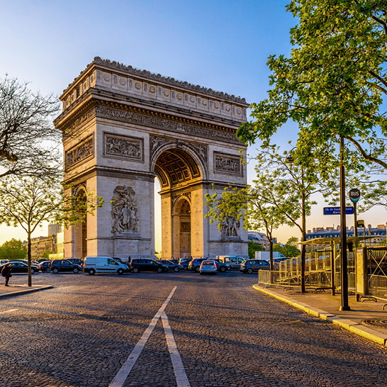 Ein grosses weisses Torbogen in Paris, das majestätisch in den Himmel ragt.