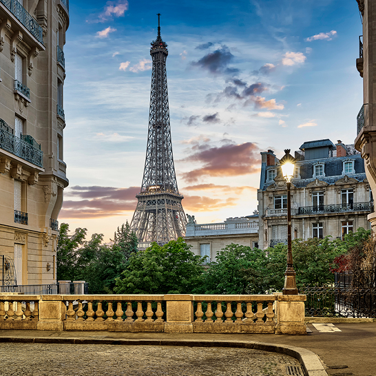 Der Eiffelturm, ein ikonisches Wahrzeichen, steht stolz in Paris, Frankreich.