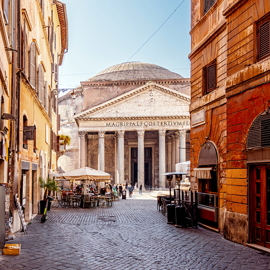 Ein Gebäude mit einer markanten Kuppel oben drauf, das die Skyline von Rom prägt.