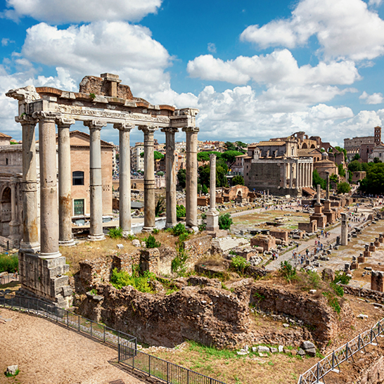 Blick auf eine römische Stadt mit zahlreichen historischen Gebäuden und Ruinen.