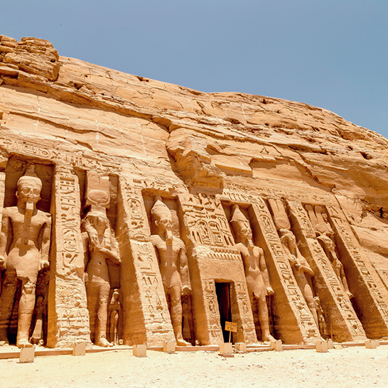 Abu Simbel: Monumentales Gebäude mit majestätischen Statuen auf der Vorderseite.