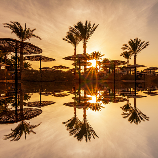 Sonnenuntergang am Strandresort in Sharm El Sheikh, Ägypten, mit Blick auf das Rote Meer.