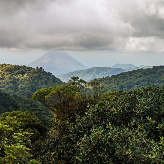 Vue d'une chaîne de montagnes au Costa Rica sous un ciel nuageux.