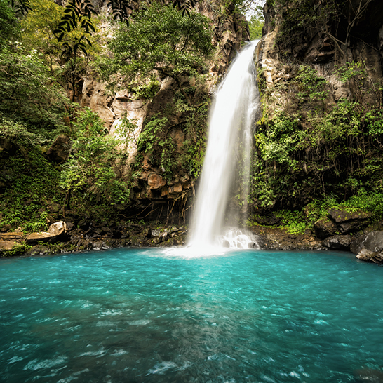 Une cascade entourée d'arbres verts luxuriants à Rincón de la Vieja, Costa Rica.