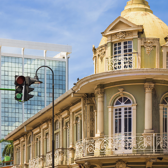 Un bâtiment à San José, Costa Rica, avec un grand dôme orné et des détails architecturaux impressionnants.
